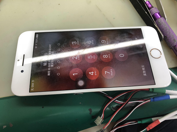 iPhone7Plus手机卡白苹果不开机